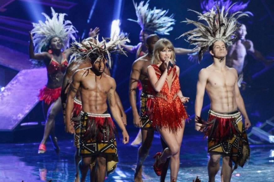 Taylor Swift lució hermosa en un traje rojo donde dejó al descubierto sus piernas.