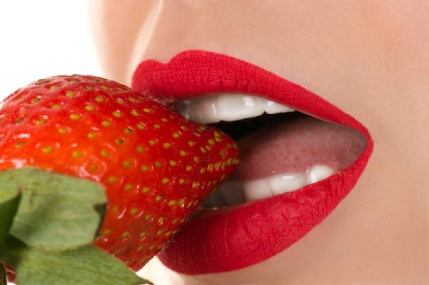 Las fresas son uno de los remedios naturales más populares para quitar manchas de tus dientes. Tritura la fresa y dejala reposar en el área afectada por varios minutos.<br/><br/>