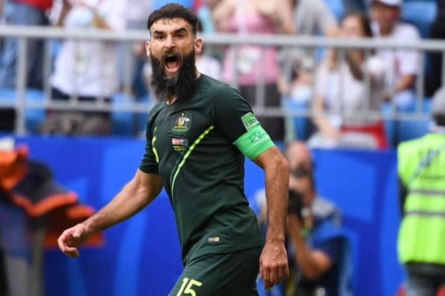 Mile Jedinak de Australia lleva dos tantos.