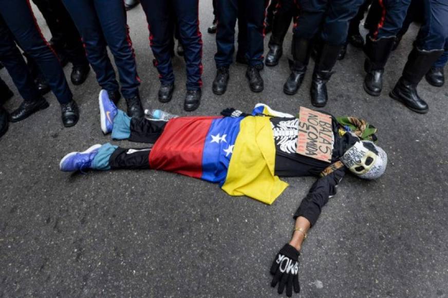 Estudiantes venezolanos protestaron contra el presidente Nicolás Maduro.