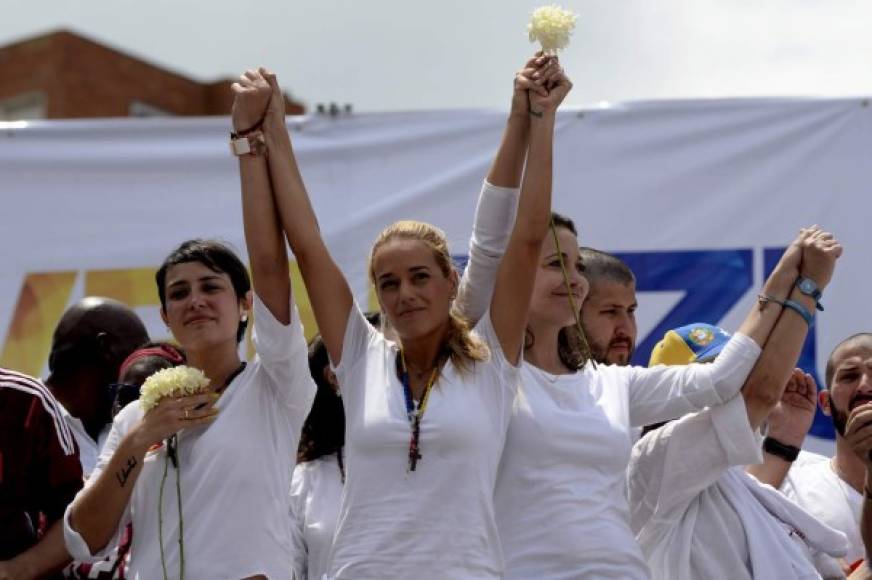 Patricia de Ceballos, Lilian Tintori, María Corina Machado y Mitzy Ledezma son las esposas de los opositores presos que lideraron la masiva marcha en Caracas.