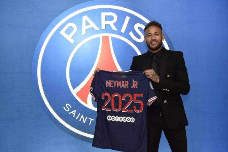 Neymar - Tras varios meses de especulaciones, el brasileño finalmente firmó hace unos días su renovación con el PSG por tres temporadas con opción a otra suplementaria, es decir, hasta 2025.