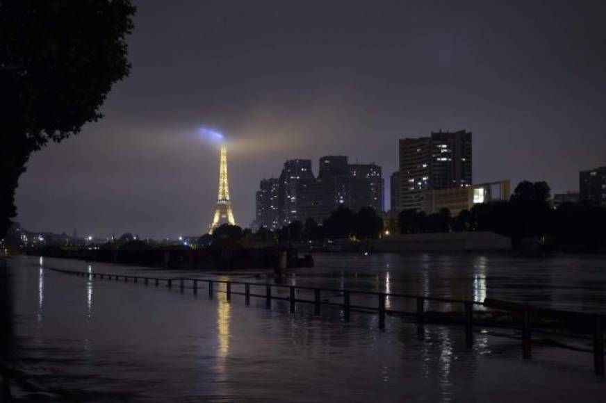 Varias localidades del centro de Francia padecen las peores inundaciones en un siglo. AFP<br/>