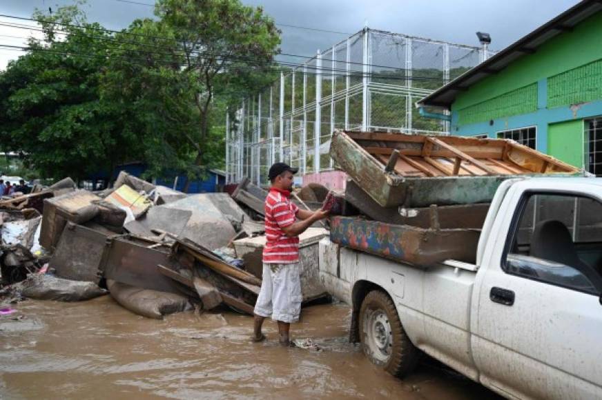 Las inundaciones y derrumbes de tierra y rocas colapsaron y dañaron al menos 99 tramos en diferentes carreteras del país.