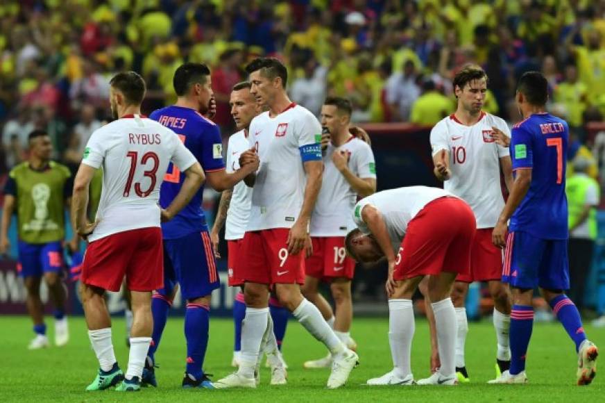 Los jugadores de Polonia y Colombia se saludan al final del partido. Foto AFP