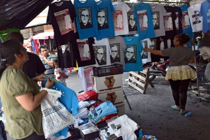 En el entorno de la plaza, vendedores instalan puestos para vender mangos picados, jugos, emparedados y plátanos tostados a los peregrinos que comienzan a llegar.