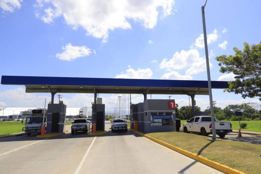 Aunque el aeropuerto internacional Ramón Villeda Morales es uno de los más importantes del país, no cuenta con un sistema de boletería automatizado. Esto causa que se formen filas para ingresar y salir de la terminal.