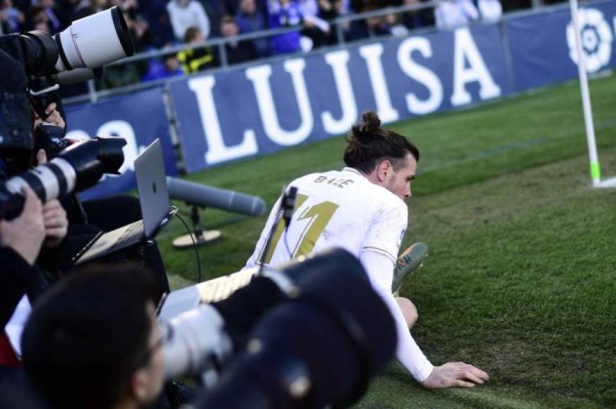 Gareth Bale cayó cerca de los fotógrafos tras una jugada.