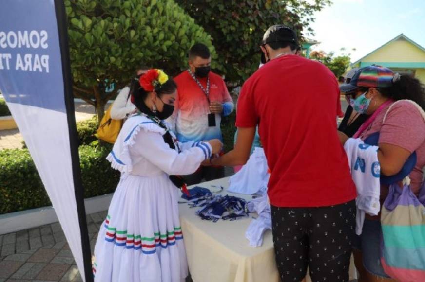 Los turistas son recibidos con recuerdos de Honduras al llegar a Roatán.