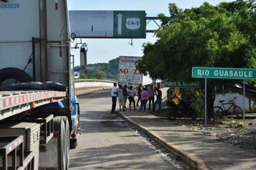 La gente se encuentra en la frontera entre Nicaragua y Honduras, que los migrantes africanos y haitianos pasan por un cruce ciego en su camino a los Estados Unidos, en Guasaule, Honduras.