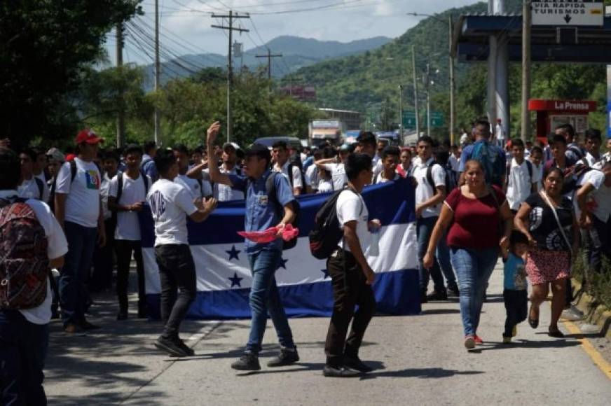 Alrededor de la mañana de este martes, alumnos de diversos colegios de San Pedro Sula obstaculizaron el paso vehicular en la entrada sur de la ciudad de San Pedro Sula.