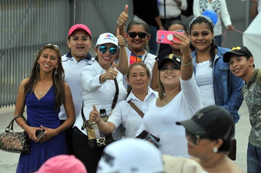 En los últimos dos meses el Partido Nacional ha promovido unas cuatro marchas en la capital hondureña, a las que al menos tres ha asistido el gobernante hondureño acompañado de su esposa, la primera dama.