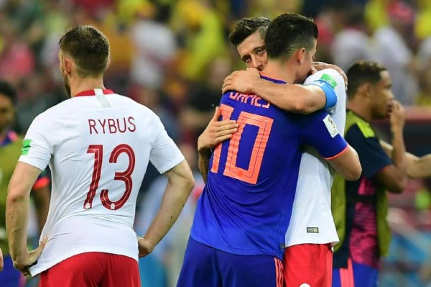 James y Lewandowski se abrazan al final del partido. Foto AFP