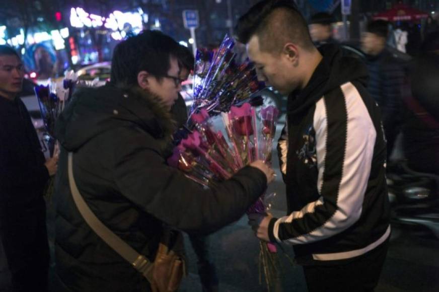 Millones de dólares en compra y venta de flores, dulces y otros regalos se mueven en el Día de San Valentín.