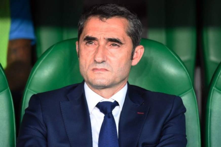 La prensa de España informa que Ernesto Valverde seguirá como estratega del Barcelona para la próxima campaña. El director técnico analiza a sacar a varios jugadores del club.