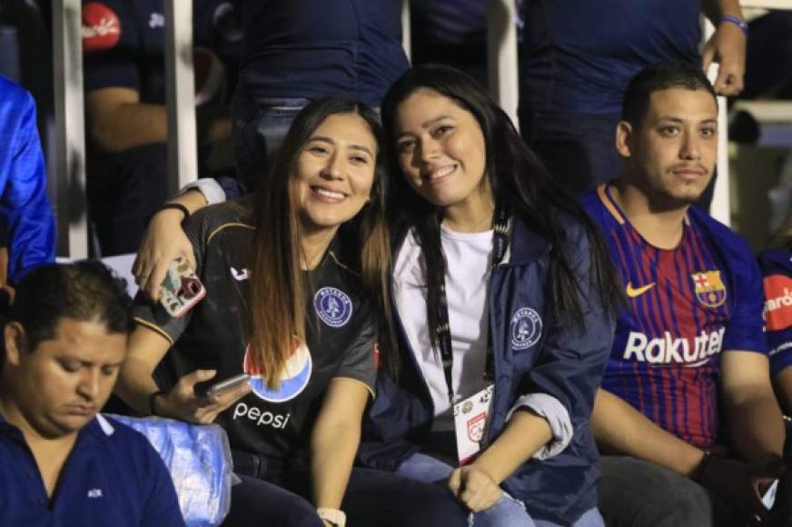 Las chicas llegarin bien identificadas con la camiseta del Motagua con la ilusión de celebrar el título de la Liga Concacaf.