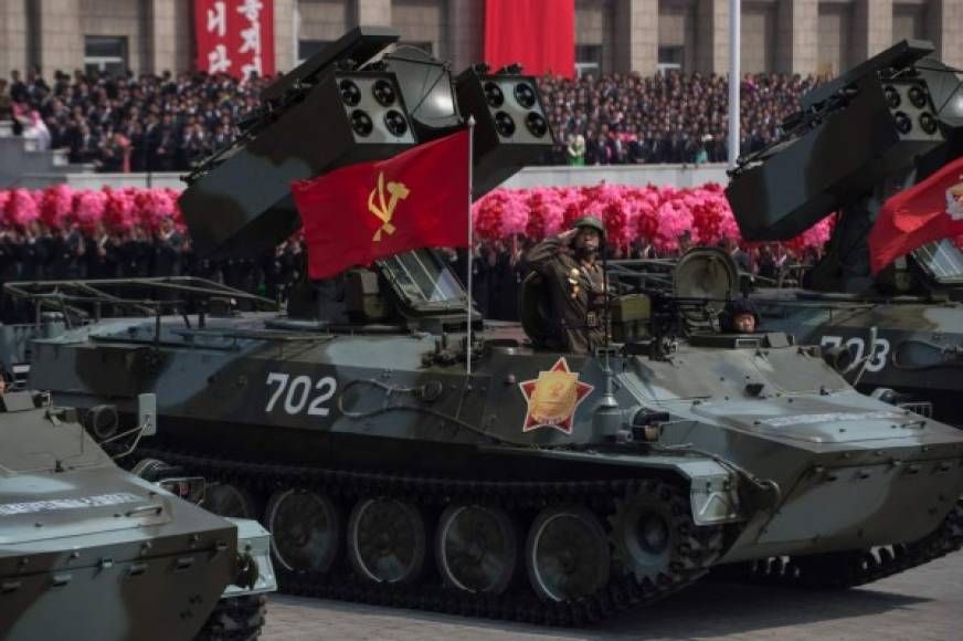 Cientos de camiones plataforma y tanques repletos de soldados participaron en la exhibición militar.
