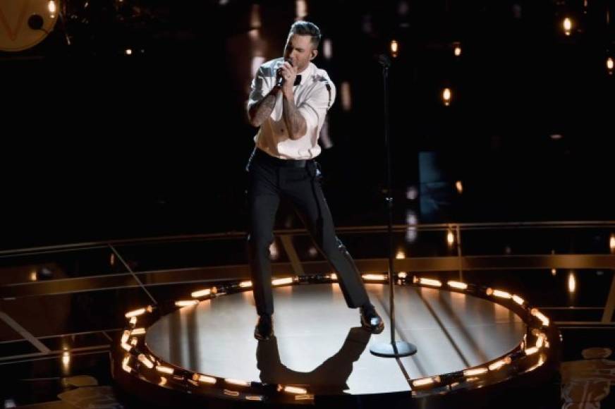 Maroon 5 interpretó 'Losts Stars' en el escenario de los Oscar 2015.