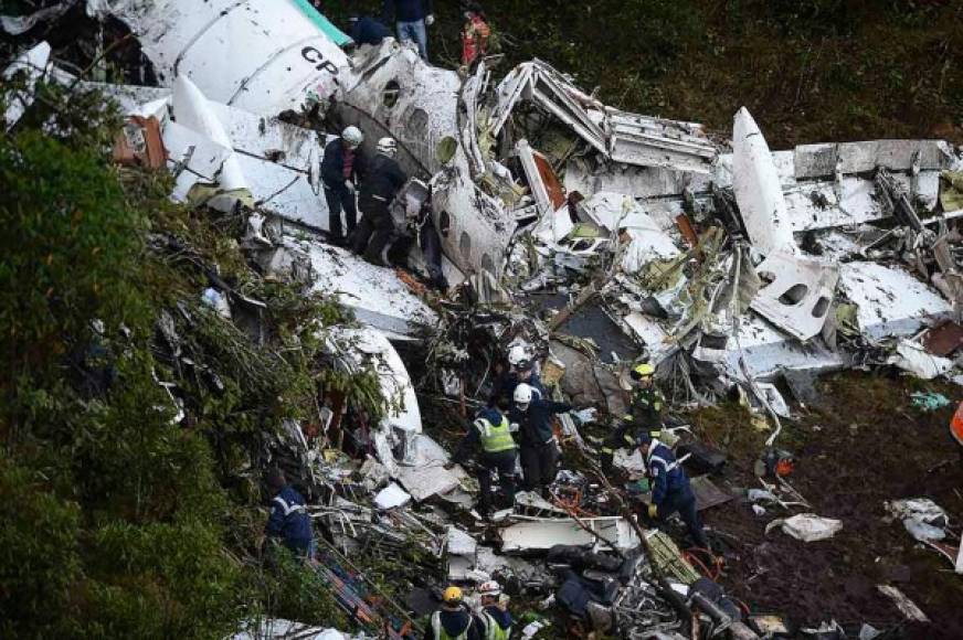 El fútbol mundial en general y el sudamericano en particular lloraron la muerte de jugadores y directivos del Chapecoense, así como de periodistas que les acompañaban, en un accidente aéreo en Colombia en el que fallecieron 71 personas el 28 de noviembre. En el accidente solo hubo seis sobrevivientes: tres futbolistas, un periodista y dos miembros de la tripulación.<br/><br/>El conjunto brasileño iba a jugar el partido de ida de la final de la Copa Sudamericana contra el Atlético Nacional de Medellín. Todo el mundo del fútbol rindió homenaje a las víctimas en las semanas siguientes y el Chapecoense fue declarado vencedor del torneo continental.<br/><br/>Bolivia encontró indicios de irregularidades en el funcionamiento y operaciones de la aerolínea Lamia, de acuerdo con el ministro de Obras Públicas y Servicios, Milton Claros. Como primera medida destituyó a altos funcionarios aeronáuticos. Una de las principales hipótesis que se maneja es que el avión se precipitó a tierra porque se quedó sin combustible poco antes de llegar al aeropuerto de Rionegro, que sirve a Medellín. El martes 5 de diciembre, la justicia boliviana detuvo a Gustavo Vargas, gerente general de la aerolínea Lamia.<br/><br/>El jueves 15 de diciembre viajó a Brasil el zaguero Hélio Neto, el último sobreviviente brasileño que permanecía en Colombia. Mientras que la azafata boliviana Ximena Suárez, única sobreviviente de la tripulación del vuelo, probablemente volará a su país mañana.