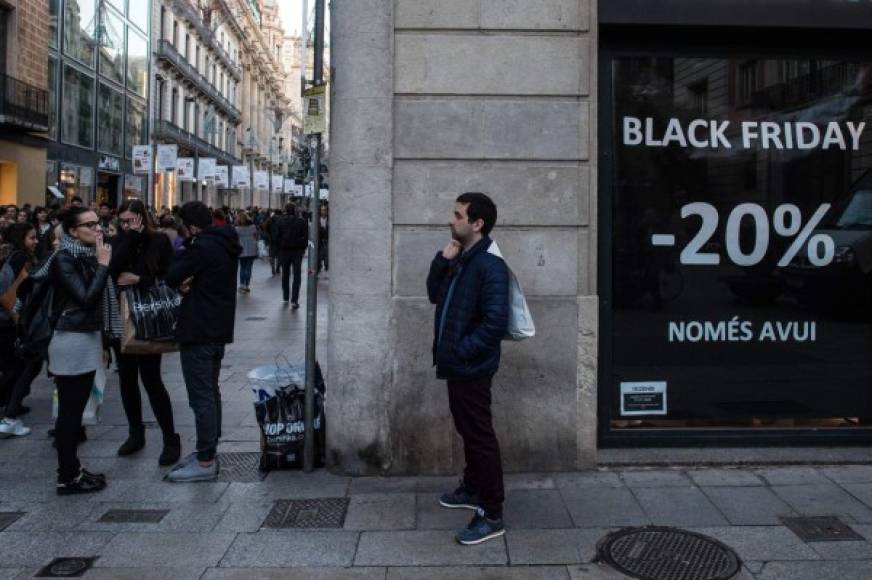 El 'Viernes Negro', costumbre estadounidense exportada ahora a muchos otros países, marca el inicio de la campaña de Navidad y abre la temporada de mayores compras del año, con el 'Ciberlunes', el día de las compras por Internet, como siguiente gran cita la semana próxima. EFE