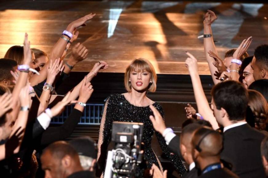 Taylor Swift abrió el evento con 'Out of the woods'.