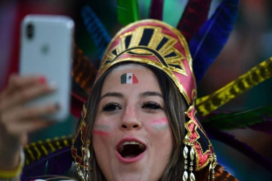 Bella brasileña se prepara para apoyar a la selección de Brasil. Fotos AFP