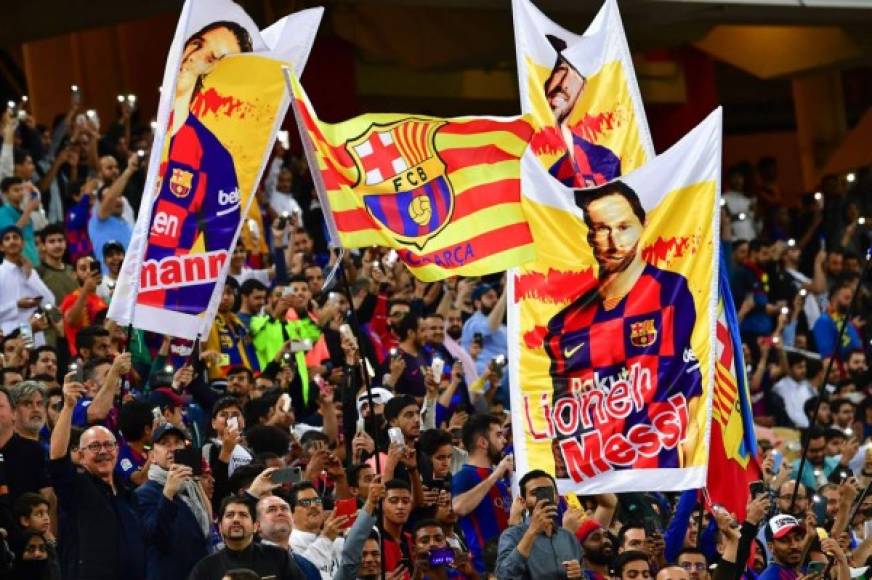 La pasión que genera Leo Messi fe puesta de manifiesto sin disimulo en el King Abdullah Sports City de Yeda. Pancartas con la imagen del astro argentino eran evidentes en la grada del estadio.