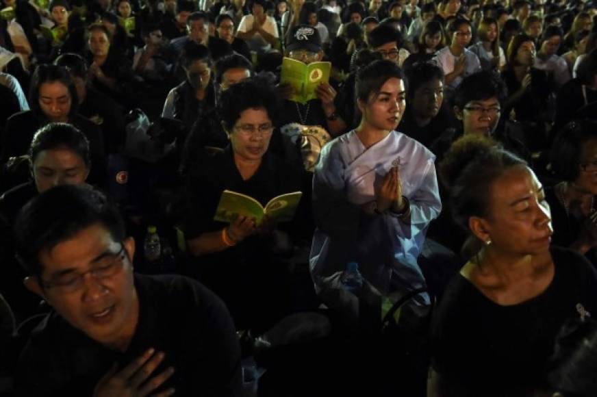 En Bangkok los tailandeses recordaron a su difunto monarca, Bhumibol Adulyadej, falledico este año.