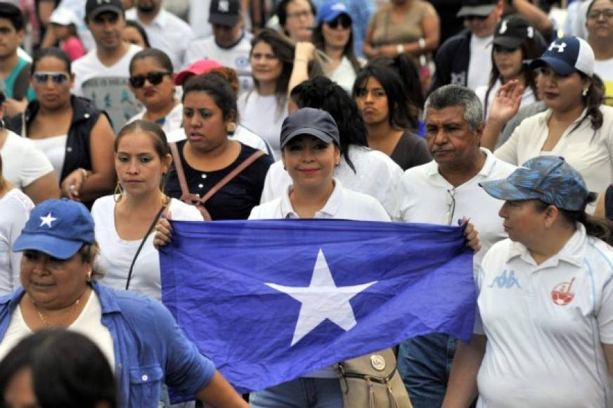 Los nacionalistas salieron salen a las calles a mostrar su respaldo a la gestión del presidente Hernández.