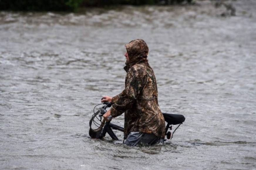 Pero esta tormenta de lento desplazamiento se quedó prácticamente detenida frente a las costas de Alabama y el noroeste de Florida, donde dejó lluvias copiosas.