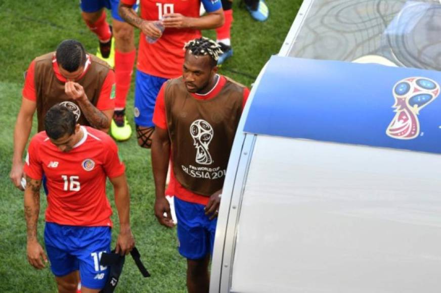 Costa Rica's players leave the pitch following their defeat in the Russia 2018 World Cup Group E football match between Costa Rica and Serbia at the Samara Arena in Samara on June 17, 2018. / AFP PHOTO / Fabrice COFFRINI / RESTRICTED TO EDITORIAL USE - NO MOBILE PUSH ALERTS/DOWNLOADS