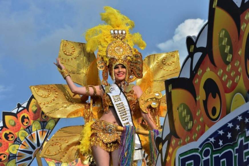 Su imponente traje eclipsó a los asistentes del Desfile carnaval de Tegucigalpa.
