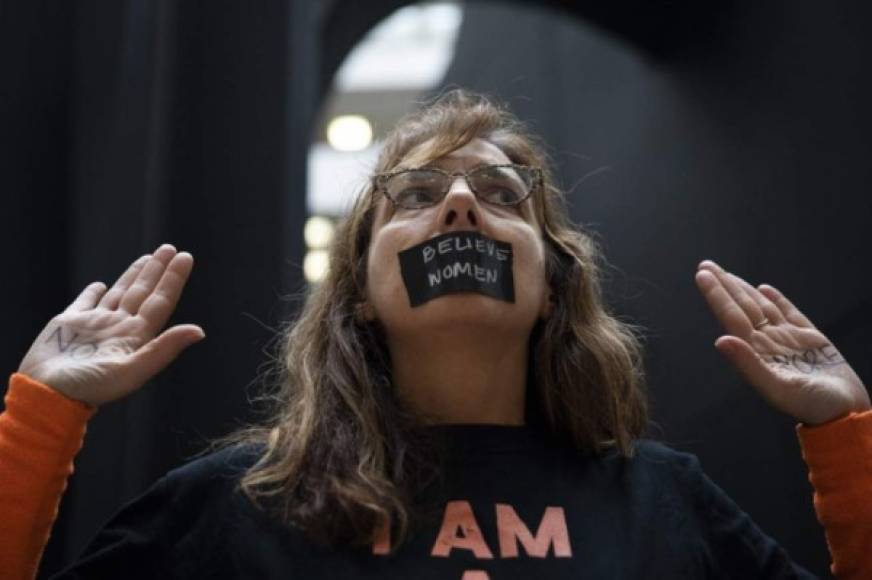 'Crean a las mujeres', exigió esta manifestante en el Senado.