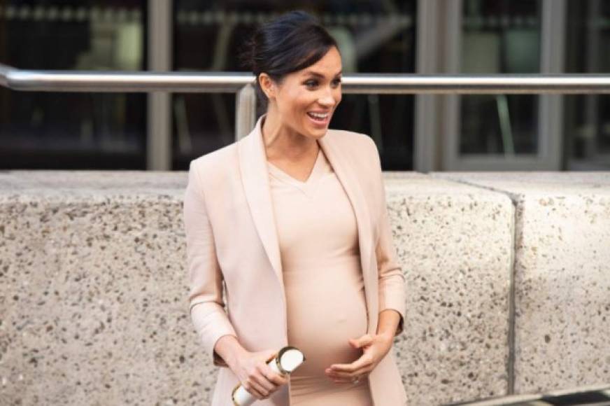 Meghan, Duchess of Sussex walks to her car after visiting the National theatre in central London on January 30, 2019 after it was announced that she would be Patron of the theatre. (Photo by Niklas HALLEN / AFP)