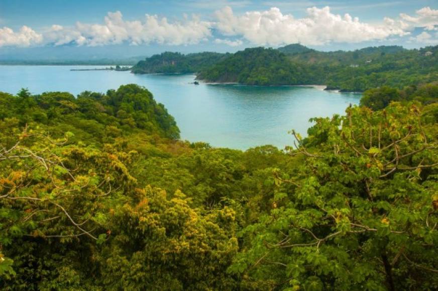 <br/>6. Manuel Antonio, Costa Rica. Las playas bordeadas de árboles del Parque Nacional Manuel Antonio parecen arrancadas de una película de aventuras, proporcionando una mezcla de color impresionante de verdes exuberantes y blanco brillante.