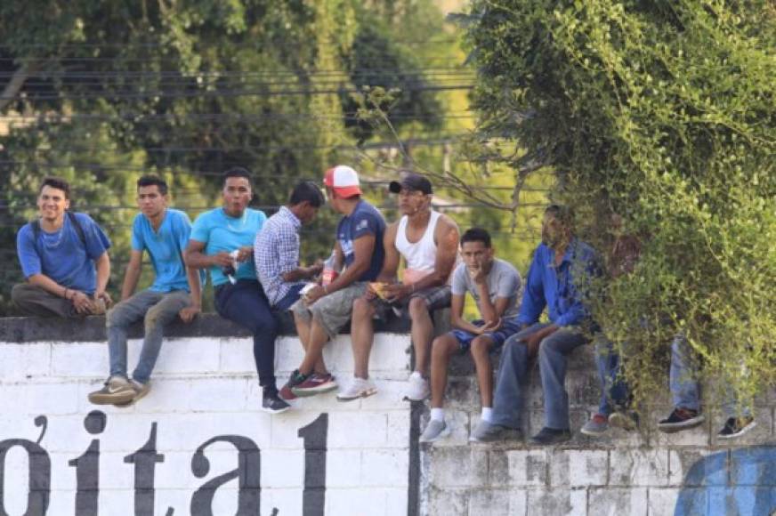 Estos aficionados no se quisieron perder el partido en Danlí y vean como fueron captados.