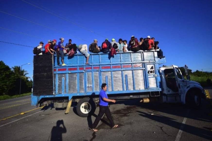 La gran mayoría lo hace a pie, si bien algunos, si disponen de dinero, se mueven en transporte público cuando las fuerzas flaquean y otros piden aventón.