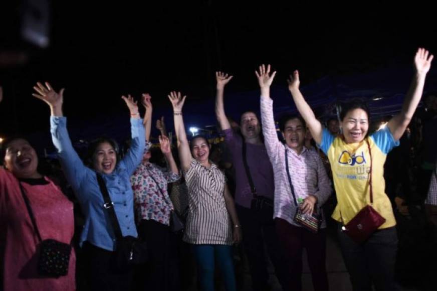 La felicidad llegó a Tailandia tras el exitoso rescate después de estar todo el país en un vilo, los niños atrapados junto a su entrenador se convirtieron en una noticia a nivel mundial.