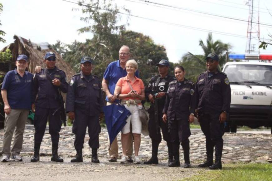Miembros de la Policía Nacional han acompañado a los turistas en su recorrido en Omoa, Cortés.