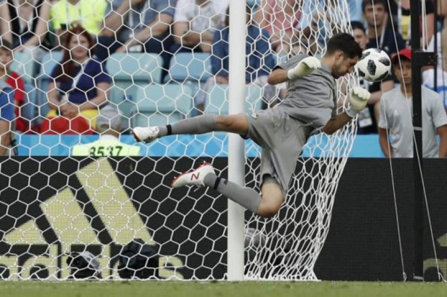 El portero panameño Jaime Penedo se lanza por la pelota.