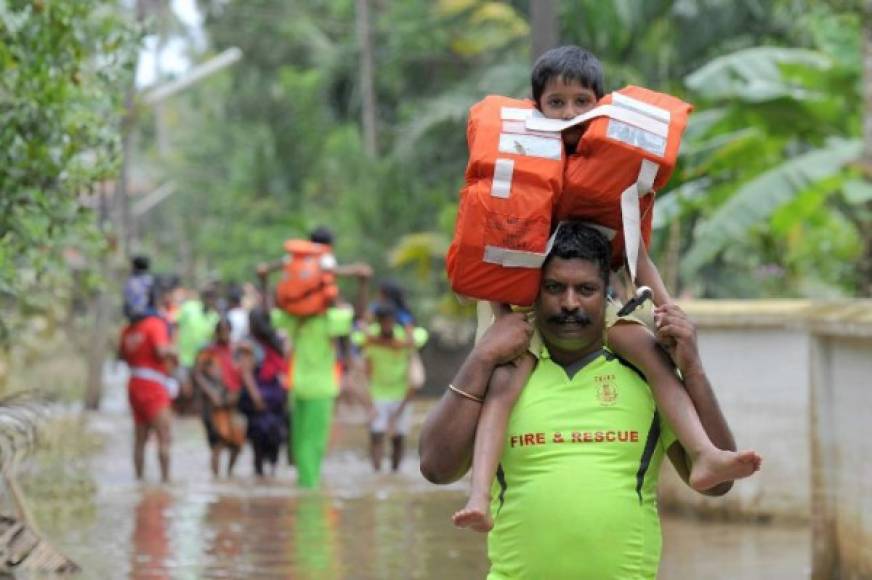 Las labores de rescate continúan en pleno desarrollo, con las diferentes agencias participantes sacando a personas atrapadas en casas semisumergidas bajo el agua y tejados de toda la región.