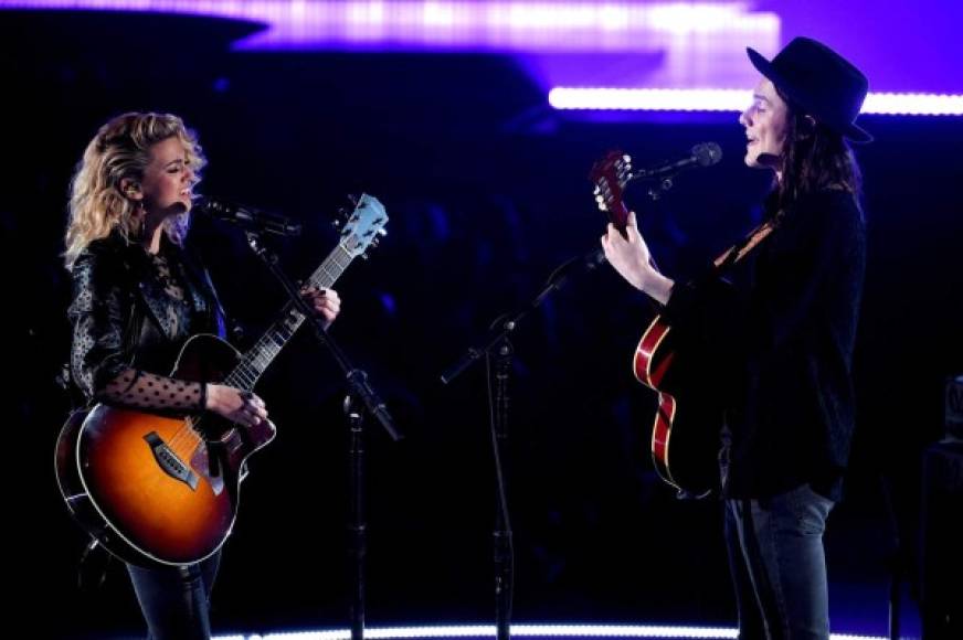 Los cantantes Tori Kelly y James Bay.