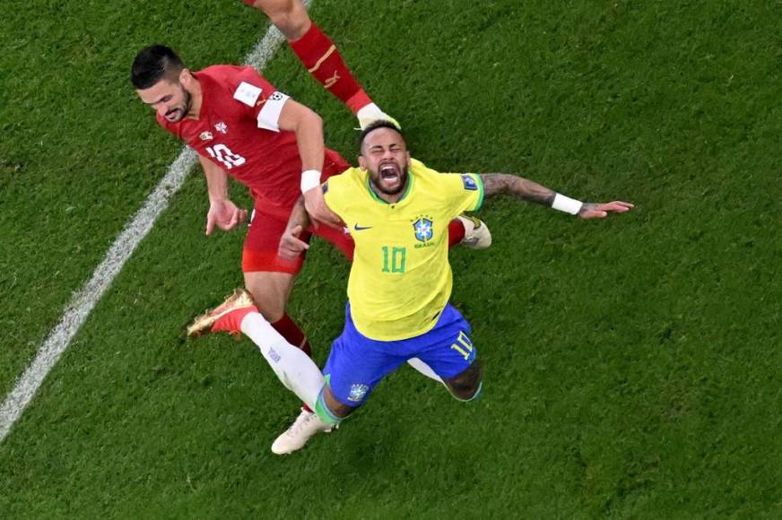 El astro brasileño <b>Neymar</b>, sustituido en la recta final del partido ganado por su Seleçao contra Serbia (2-0) en el Mundial-2022, se dañó en el tobillo derecho y abandonó el césped. Las alarmas se han encendido .