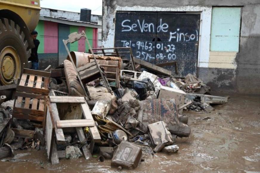 Decenas de personas han muerto o siguen desaparecidas cuando los restos del huracán Eta desató inundaciones y deslizamientos de tierra en su marcha mortal por Honduras.