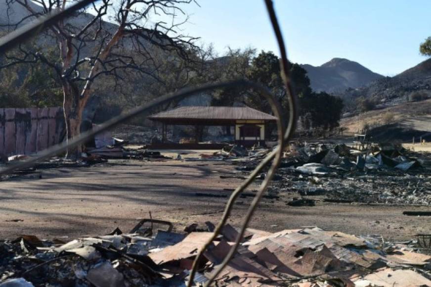 El Servicio de Parques Nacionales de Estados Unidos informó que el Paramount Ranch, una de las localizaciones más utilizadas para grabaciones de películas y series, fue consumida por las fuertes llamas del Woolsey Fire.