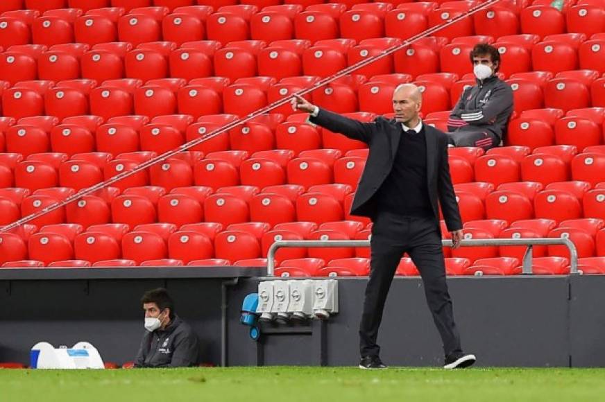 Real Madrid's French coach Zinedine Zidane gestures during the Spanish League football match between Athletic Club Bilbao and Real Madrid CF at the San Mames stadium in Bilbao on May 16, 2021. (Photo by Ander GILLENEA / AFP)