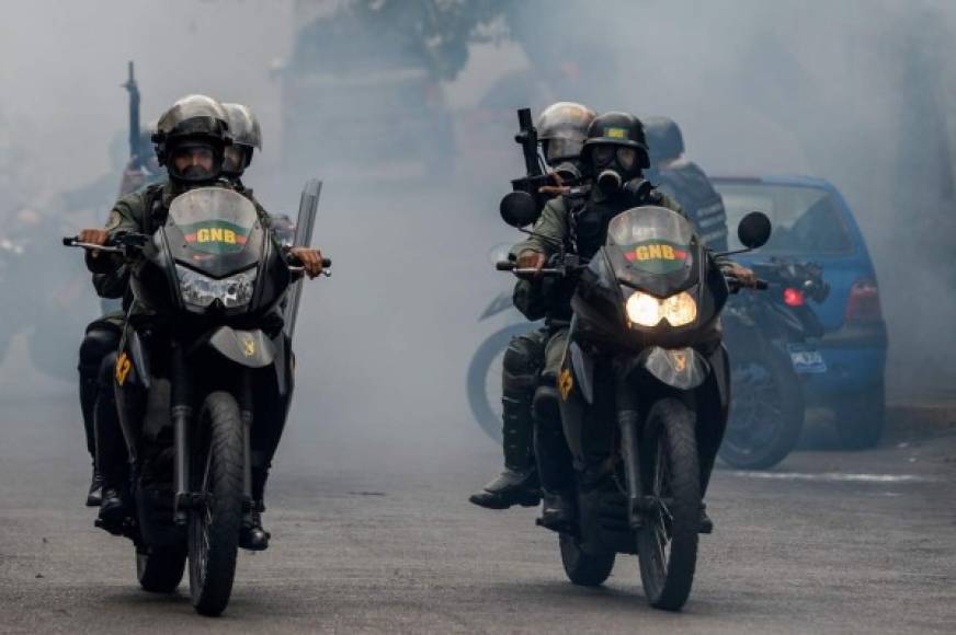 Algunas bombas caían entre la multitud y en el oeste de la ciudad, en Santa Mónica, los gases llegaron a afectar a niños que estaban en la escuela. En otras ciudades, como en San Cristóbal (Táchira, fronterizo con Colombia), las fuerzas de seguridad también repelieron de la misma forma a los manifestantes.