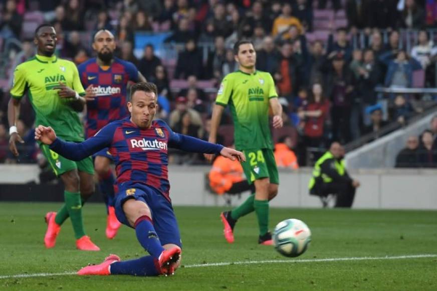 Arthur aprovechó el rebote y marcó el quinto gol del Barcelona ante Eibar.