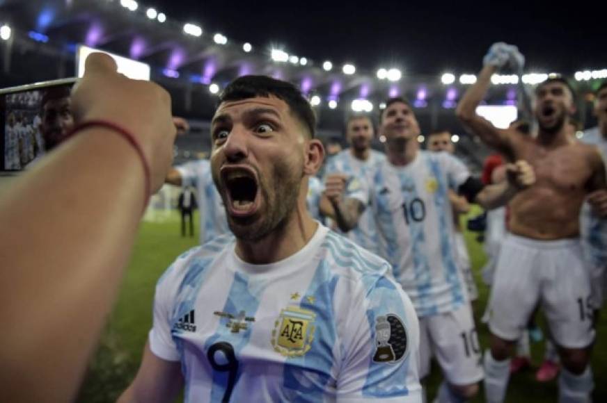 La locura de Sergio 'Kun' Agüero en la celebración de la albiceleste.