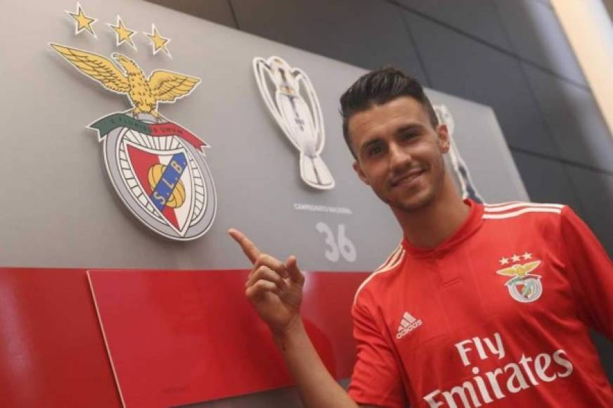 El Benfica ha hecho oficial la contratación del defensa francés Sébastien Corchia, procedente del Sevilla.